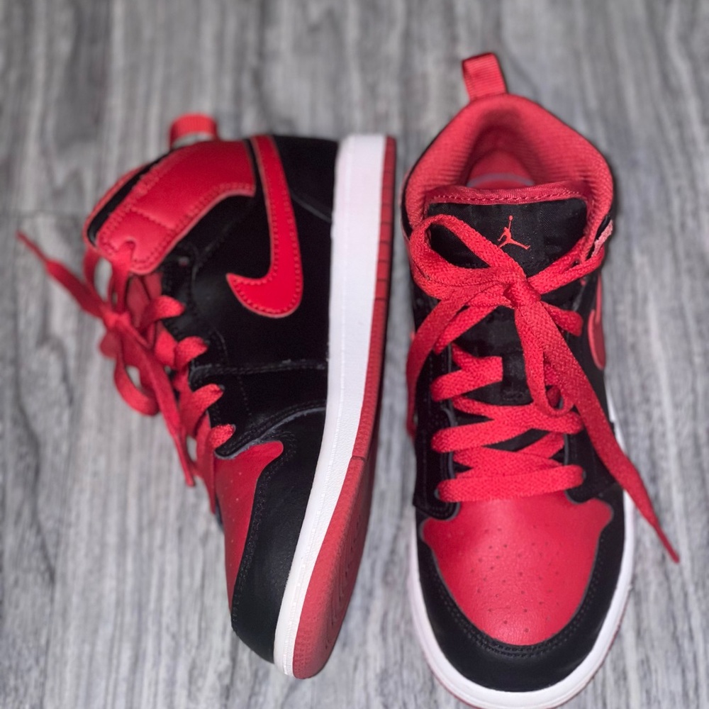 Jordan Retro 1 Mid